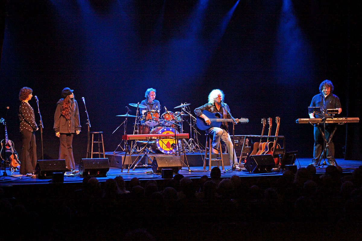 Cathy Guthrie, Willie Nelson’s daughter Amy, drummer Terry Hall, Arlo Guthrie and son Abe on keyboards