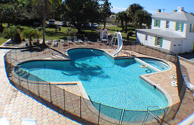 cloverleaf-shaped swimming pool