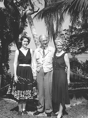 Willard M. ‘Kip’ Kiplinger with his wife, Laverne, and daughter, Bonnie
